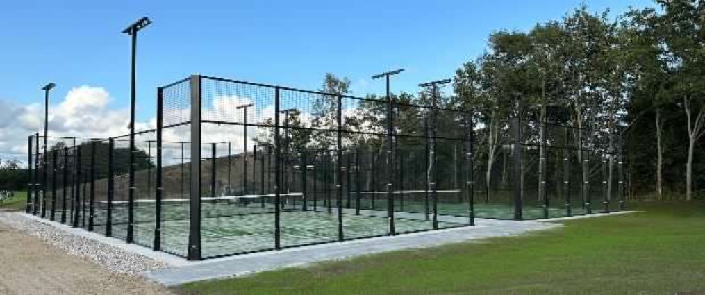 Padeltennisbane, udendørs, med lys