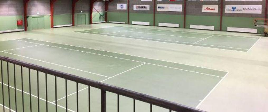 Tennisbane, inde