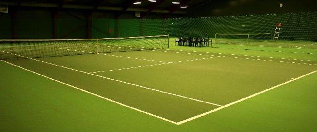 Tennisbane, inde