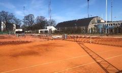 Tennisbane, ude